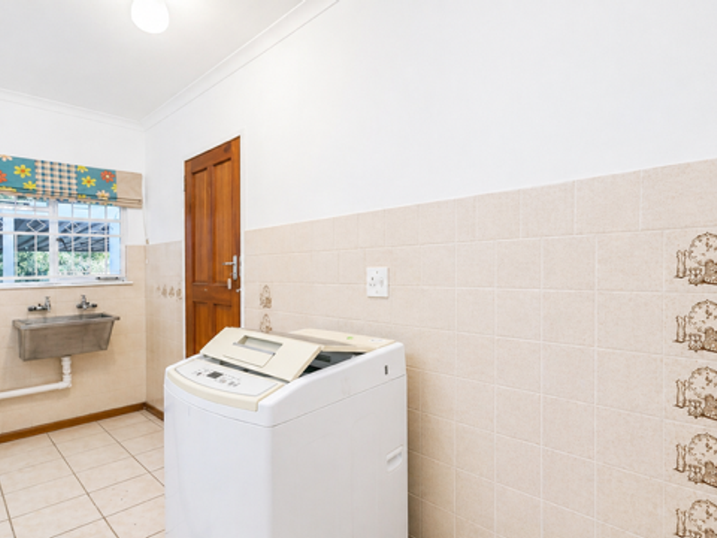 Versatile Family Living with Private Flatlet & Entertainer’s Garden - Photo 3