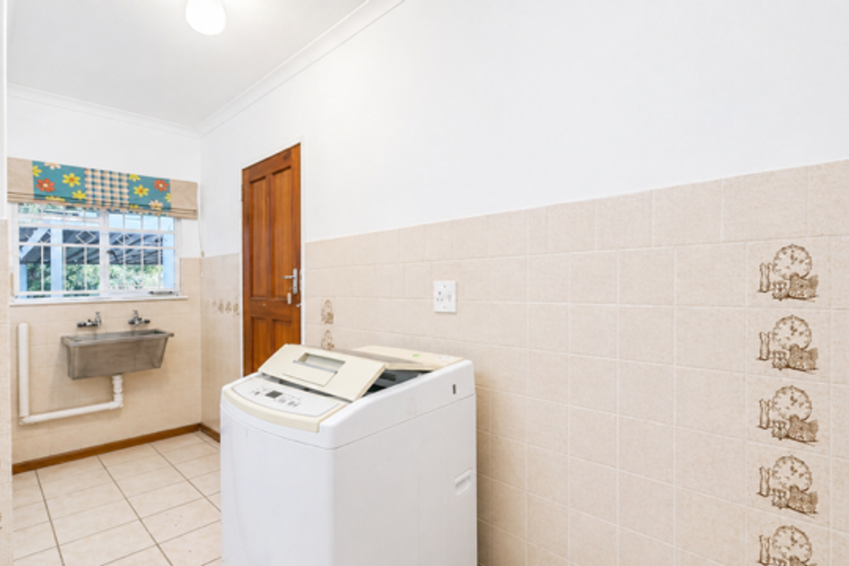 Versatile Family Living with Private Flatlet & Entertainer’s Garden - Photo 3