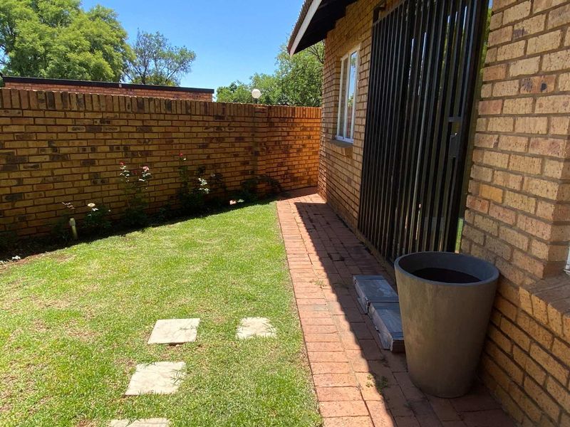 2 Bedroom Townhouse in Highveld. - Photo 6