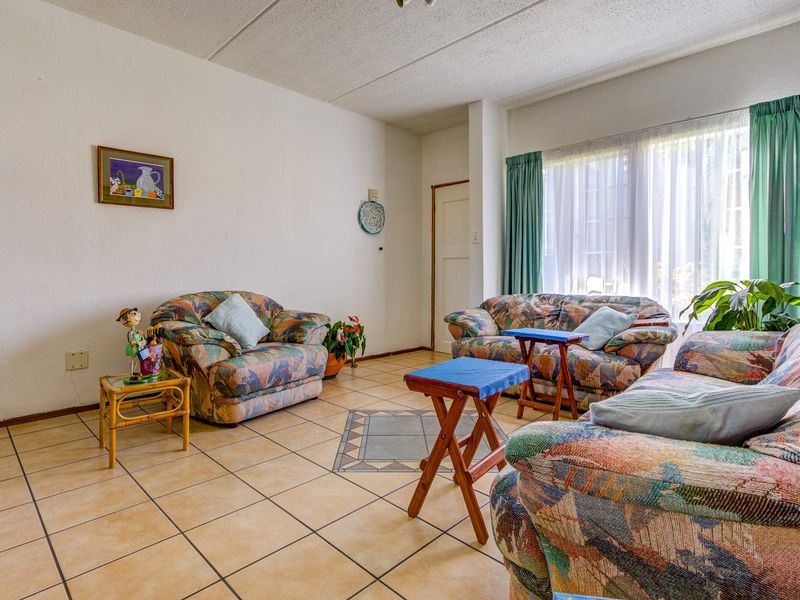 3 Bedroom  Ground floor Townhouse in Norkem Park - Photo 4