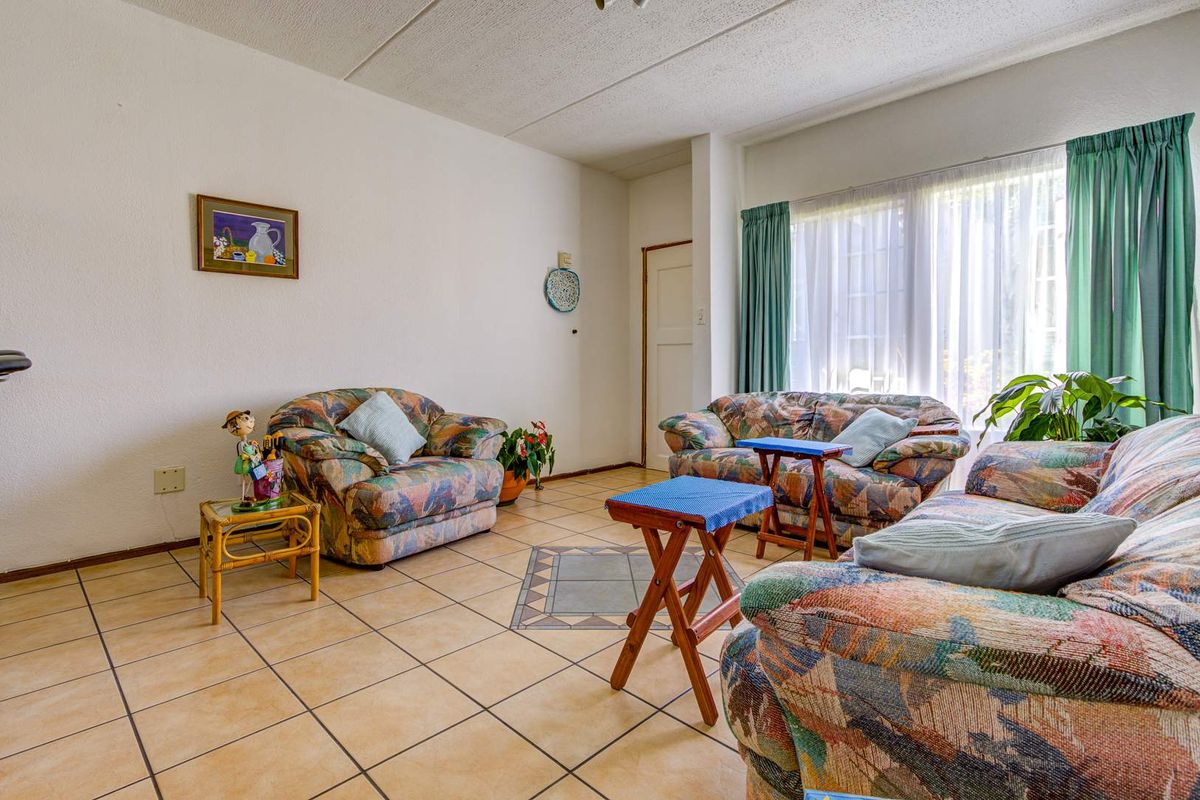 3 Bedroom  Ground floor Townhouse in Norkem Park - Photo 4