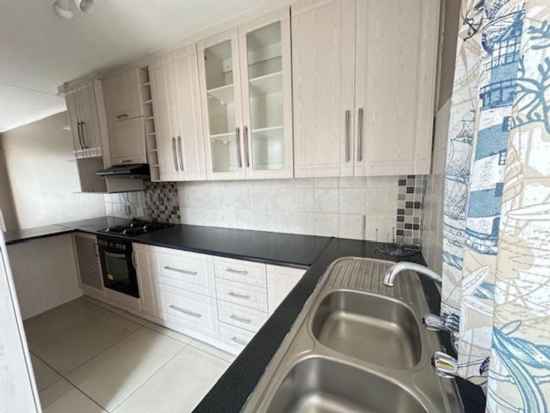 Charming 2-Bedroom Townhouse for Sale in Rooihuiskraal – Ideal for First-Time Buyers or Investors - Photo 3