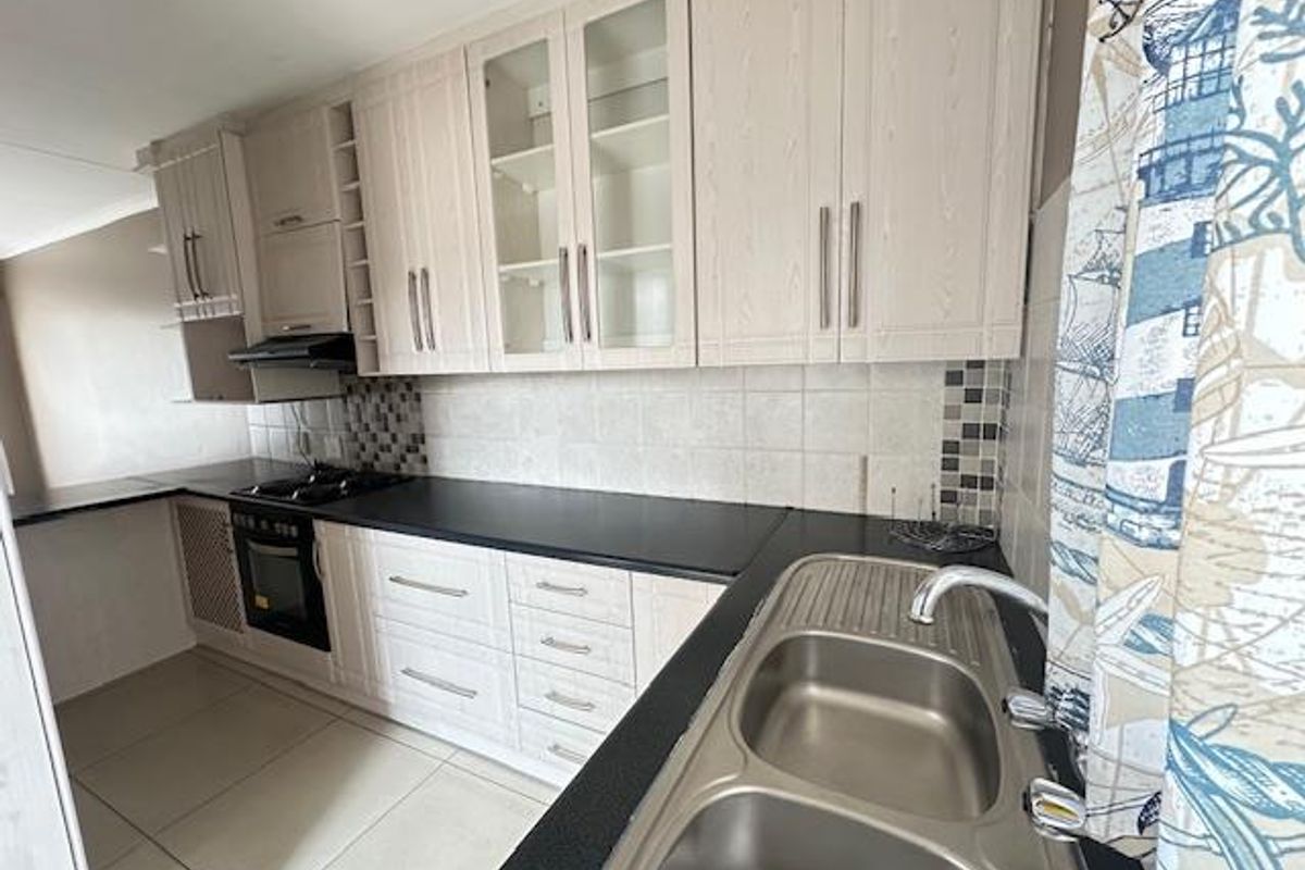 Charming 2-Bedroom Townhouse for Sale in Rooihuiskraal – Ideal for First-Time Buyers or Investors - Photo 3