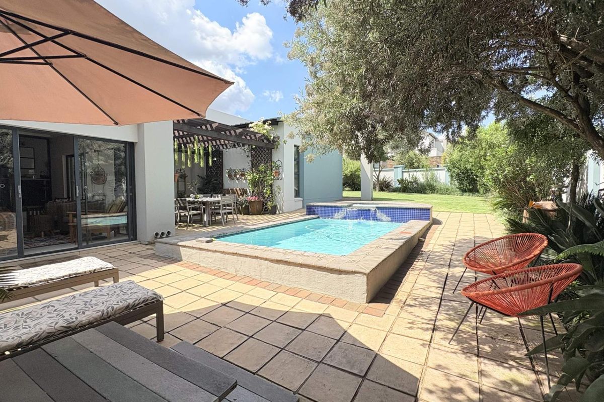 Midstream Ridge Single level gem with pool & established garden - Photo 4