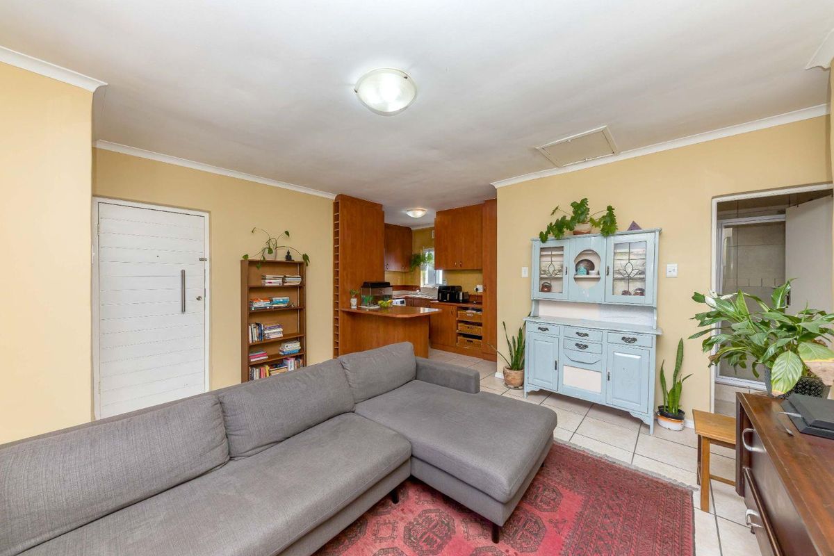 Spacious Two Bedroom Apartment - Photo 3