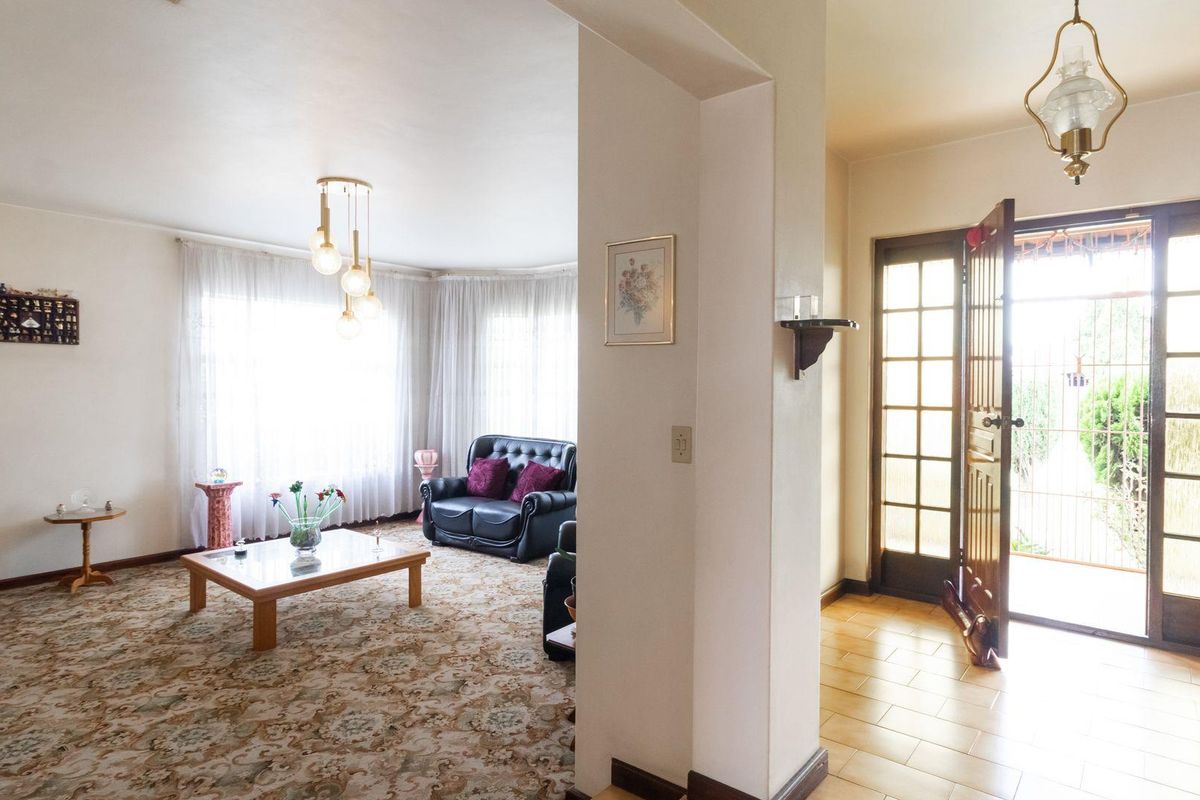 Charming Double Story 3 bedroom home - Photo 4