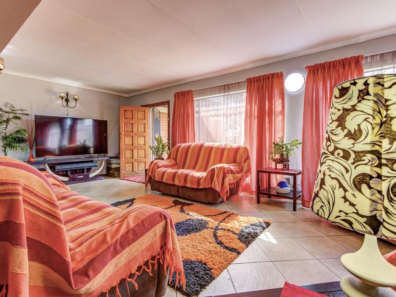 ATTRACTIVE FAMILY HOME ON 2556M2 STAND - Photo 6