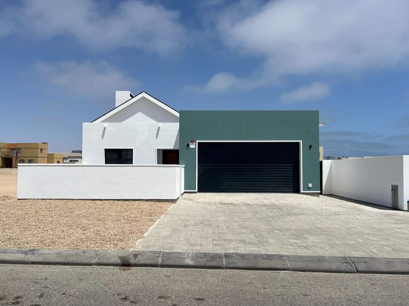 3-Bed Gem: Double Garage & Modern Open Plan Design! - Photo 2