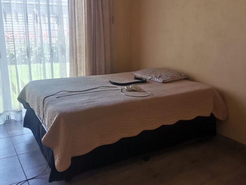 4 Bedroom House For Sale in Vanderbijlpark CE 4 - Photo 5