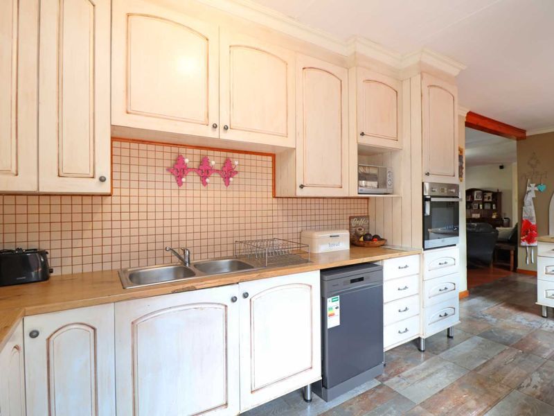 Beautiful Family Home,  Flatlet and Heated Pool - Photo 2