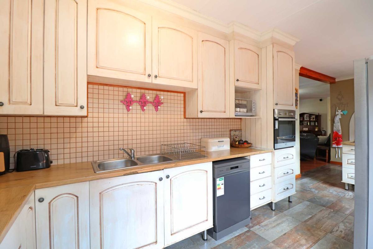 Beautiful Family Home,  Flatlet and Heated Pool - Photo 2