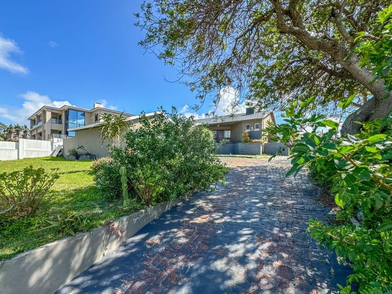 Newly Renovated Bachelor Flat! Prime Location! Walking distance to Beach! - Photo 2