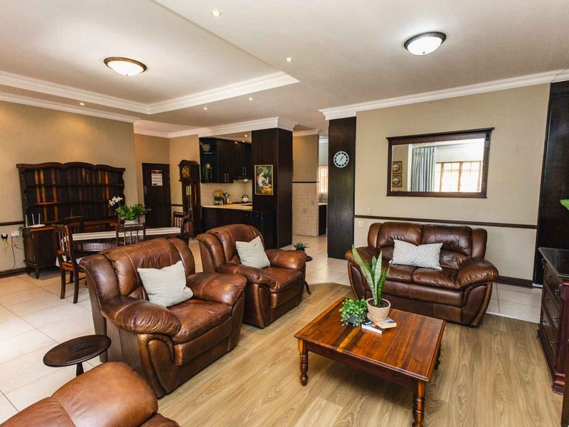 Beautiful upmarket home in exclusive retirement village in the North - Photo 3