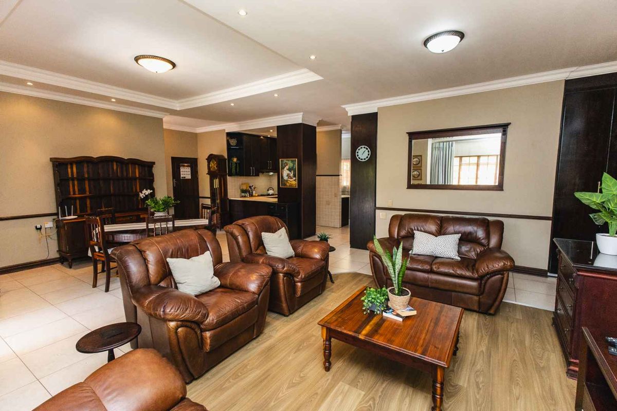 Beautiful upmarket home in exclusive retirement village in the North - Photo 3