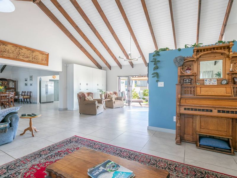 4 Bedroom Coastal Living - Photo 7