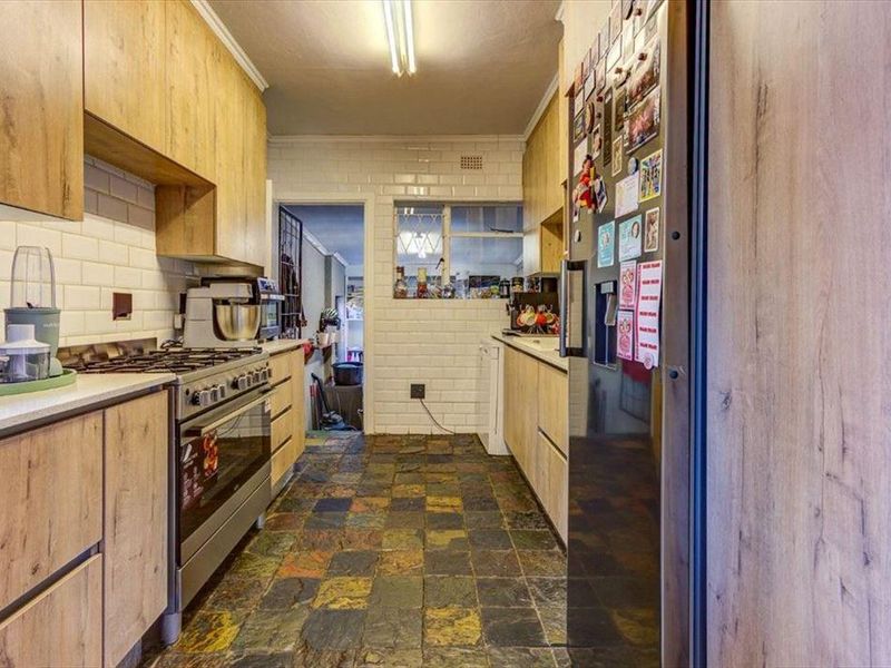 Large family home with pool - Photo 7