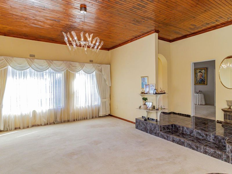 Immaculate Family Oasis with Pool and Lapa - Photo 6