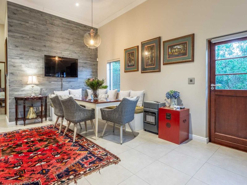 Elegant Single-Story Oasis - Photo 10