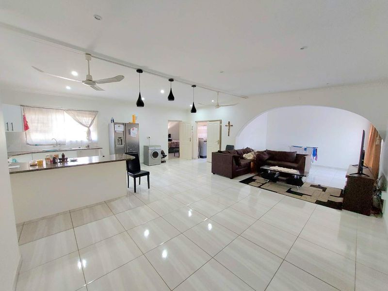 4 Bedroom Coastal Gem - Photo 8