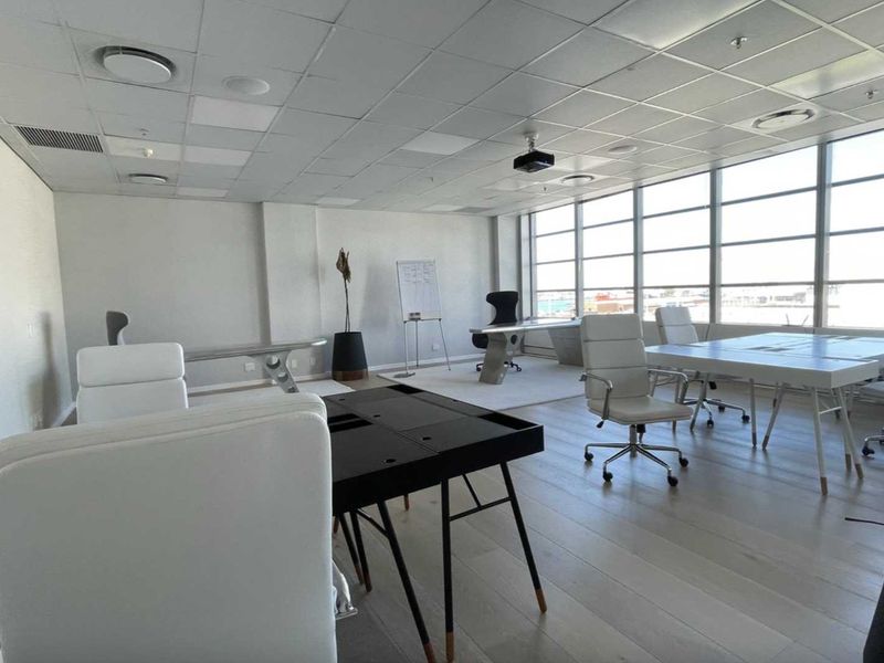 AAA-Grade 339m2 office on 8th floor of convention towers - Photo 10