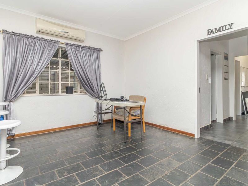 "Eco-Friendly Elegance:  Solar Panels, Inverter and more" - Photo 10