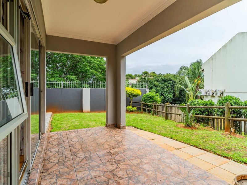 NO STAIRS!! Spacious 3 bedroom 2 bathroom Simplex in sought after Sunningale - Photo 3