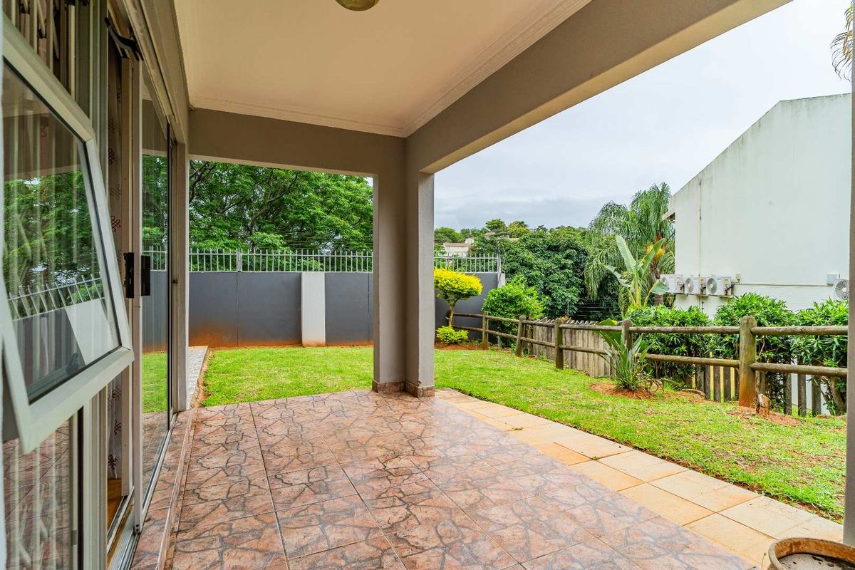 NO STAIRS!! Spacious 3 bedroom 2 bathroom Simplex in sought after Sunningale - Photo 3
