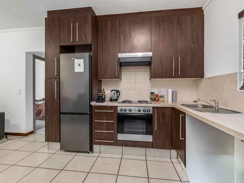 Superb 1 Bedroom, 1 Bathroom Garden Apartment For Sale in Broadacres - Photo 4