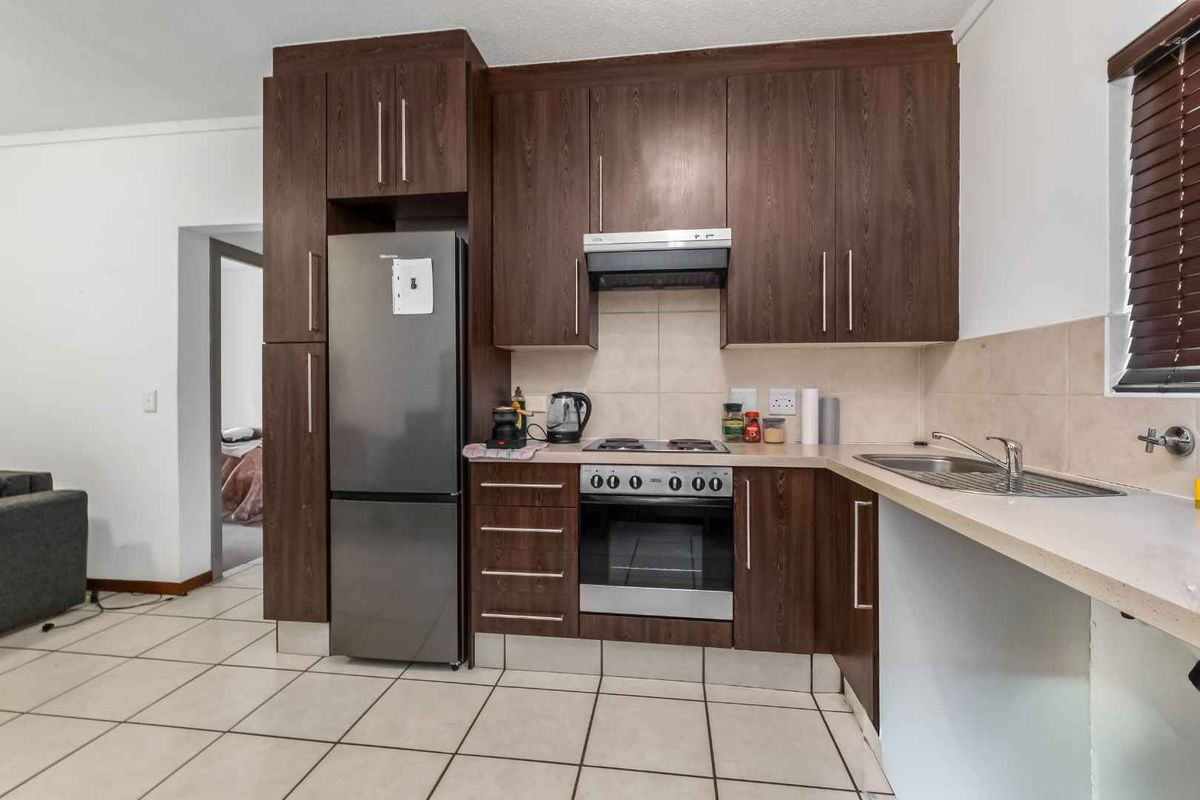 Superb 1 Bedroom, 1 Bathroom Garden Apartment For Sale in Broadacres - Photo 4