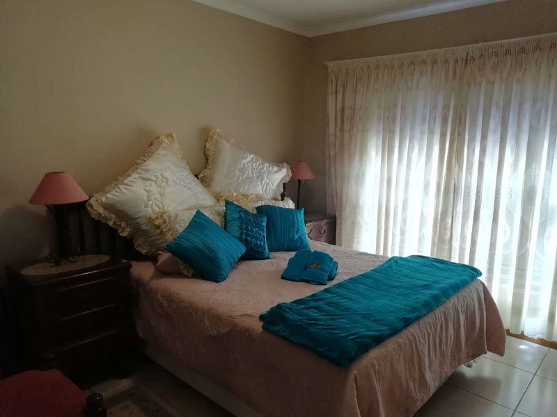 Stunning 3-bedroom townhouse off the grid in an immaculate complex - Photo 9