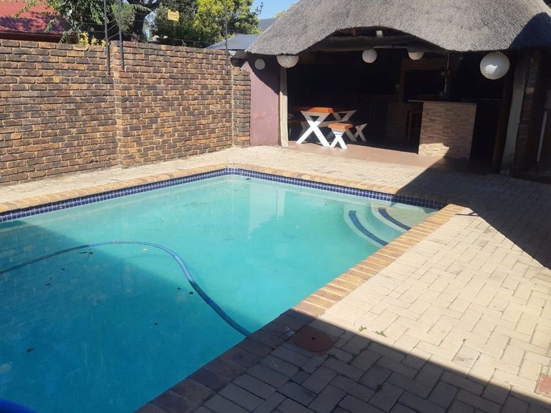 FNB Quicksell - Spacious Family Home with Flatlet, Lapa and Pool in Old Aerorand. - Photo 1