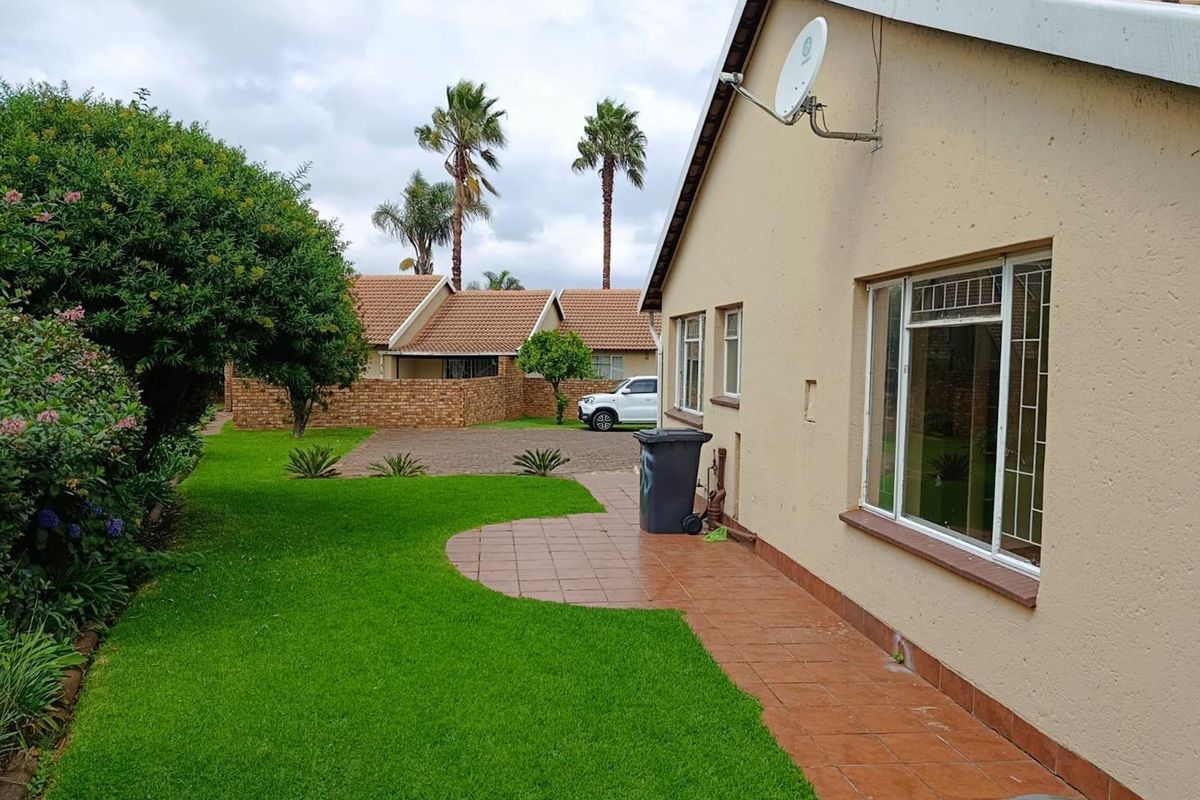 2 Bedroom Townhouse up for Rent in Bonaero Park - Photo 2