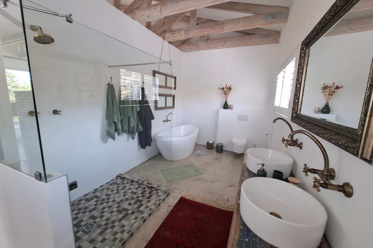 Exquisite, fully furnished, Family Home with Breathtaking Views - Photo 4