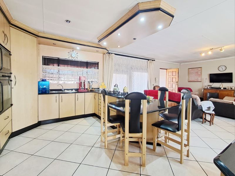 4 Bedroom House for Sale in Brackendowns - Photo 4