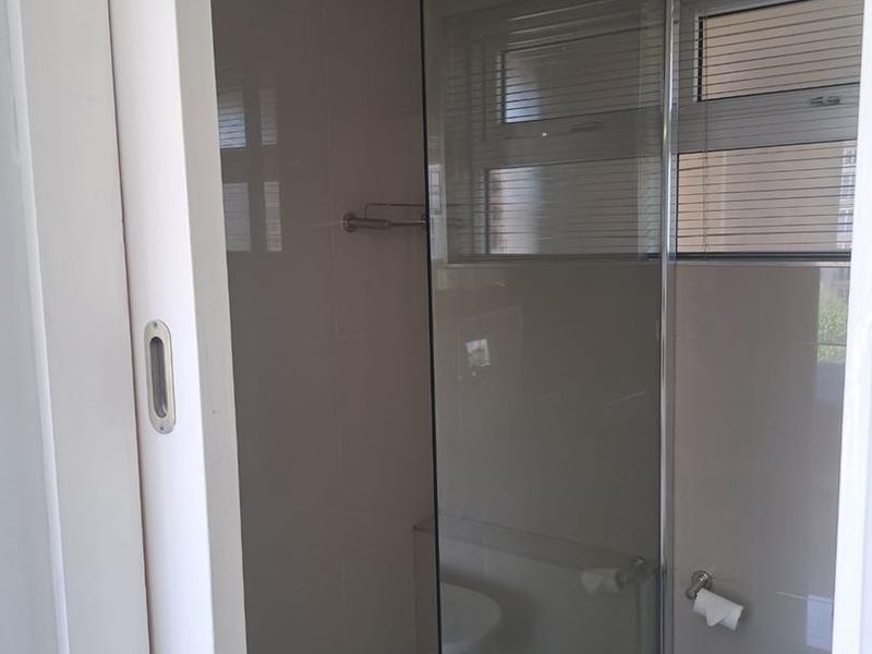 Partially furnished studio apartment - Photo 6