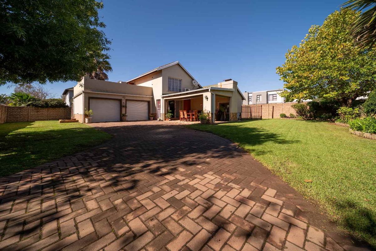 Spacious 4-Bedroom Cluster in Sought-After Complex – Excellent Location, Great Potential! - Photo 3