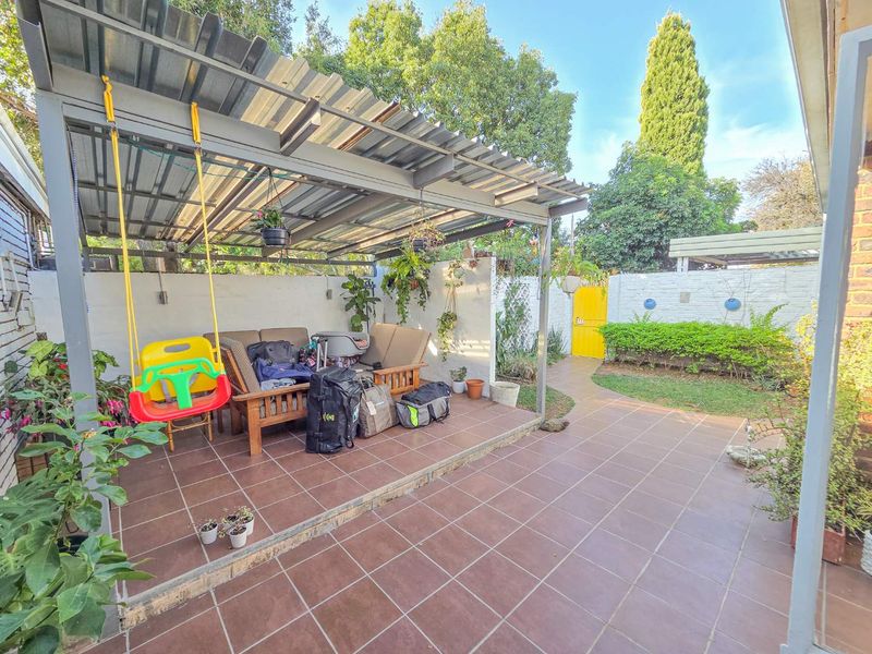 Spacious 1-Bedroom Garden Unit with Covered Veranda - Photo 8