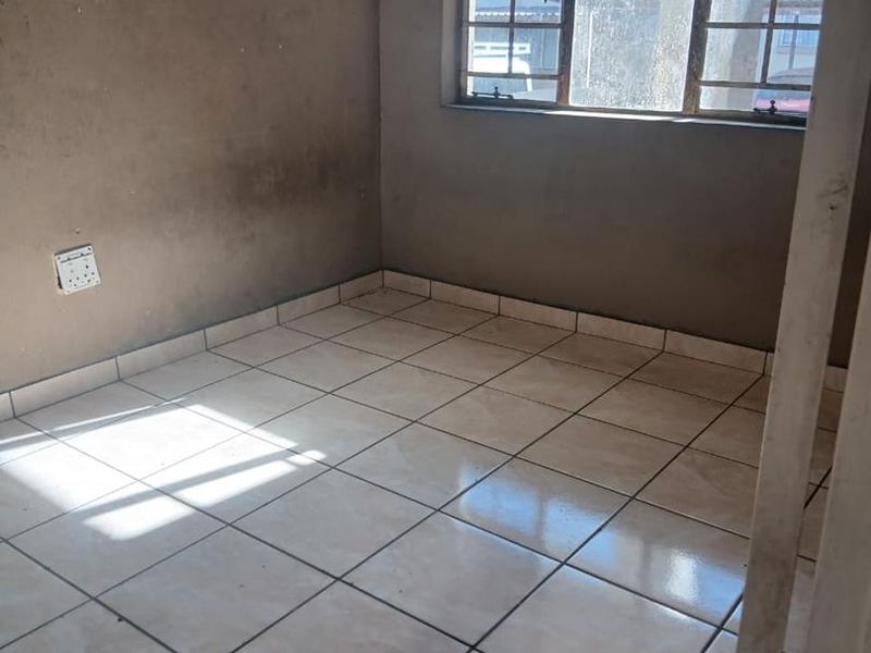 GROUND FLOOR 3 BEDROOM UNIT... IN A SECURED ESTATE!!!! - Photo 4