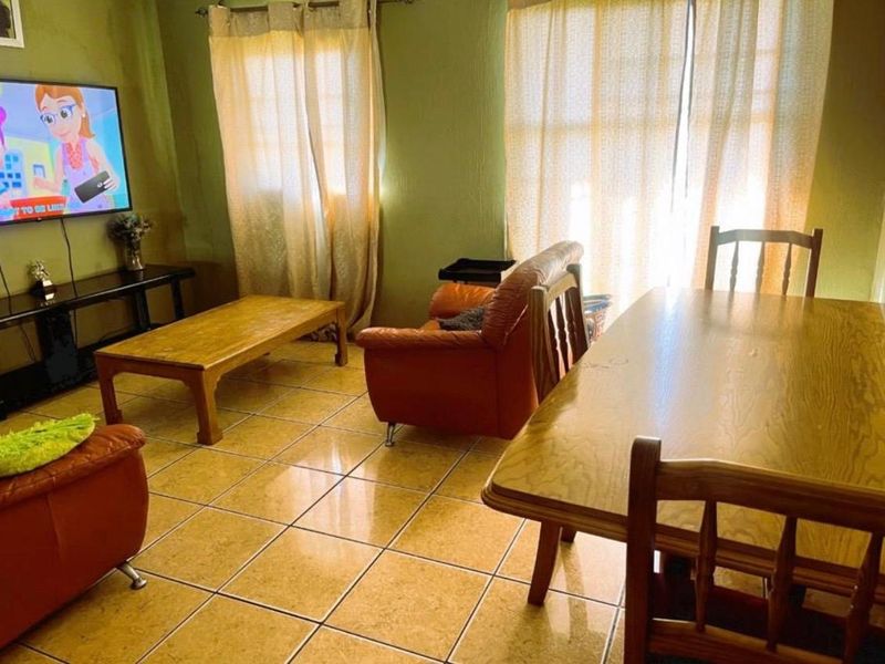 2-Bedroom First-Floor Apartment in Whitney Gardens - Photo 5