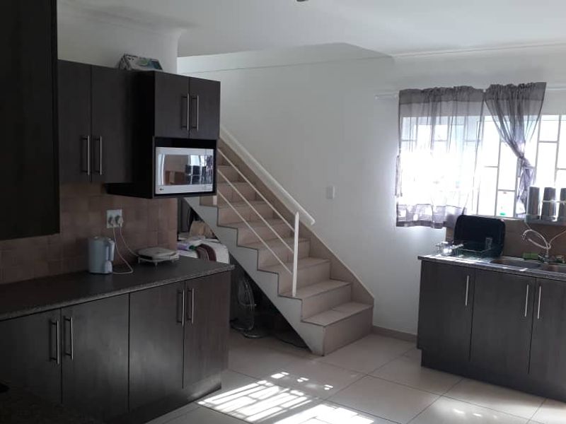 spacious townhouse - Photo 2
