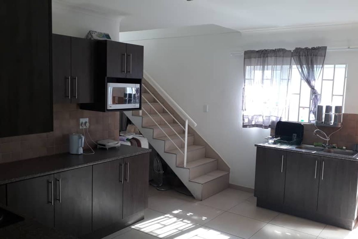spacious townhouse - Photo 2