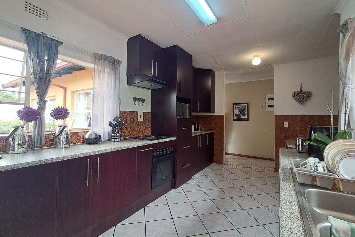 3 Bedroom House for Sale in Brackenhurst - Photo 3