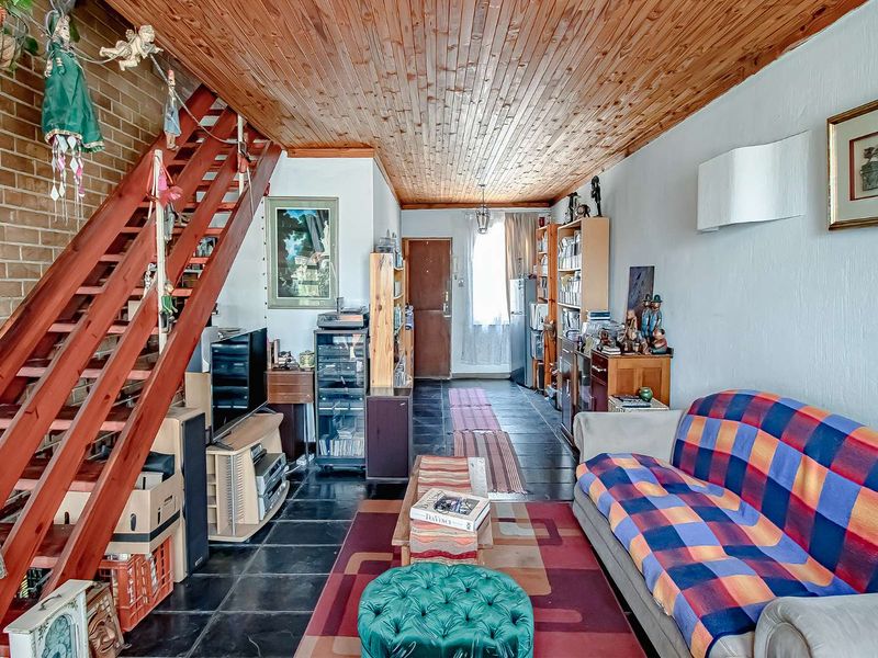 Attractive townhouse with potential. - Photo 2