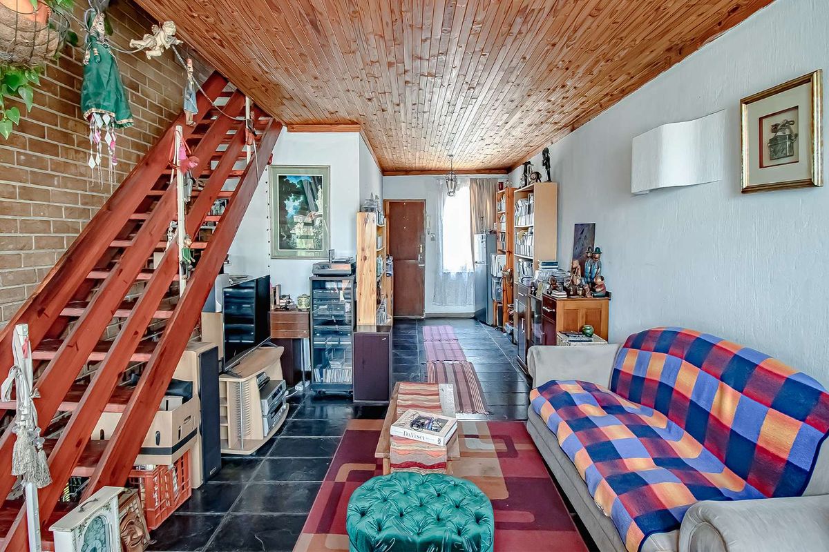 Attractive townhouse with potential. - Photo 2