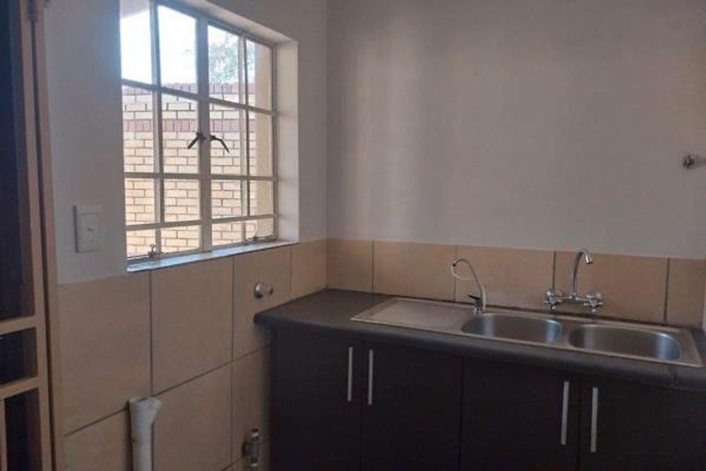 KITCHEN EMPTY
