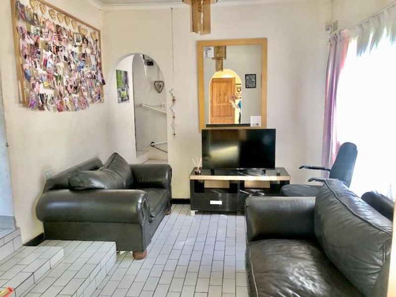 3 Bedroom House with lots of potential in Verwoerdpark! - Photo 9