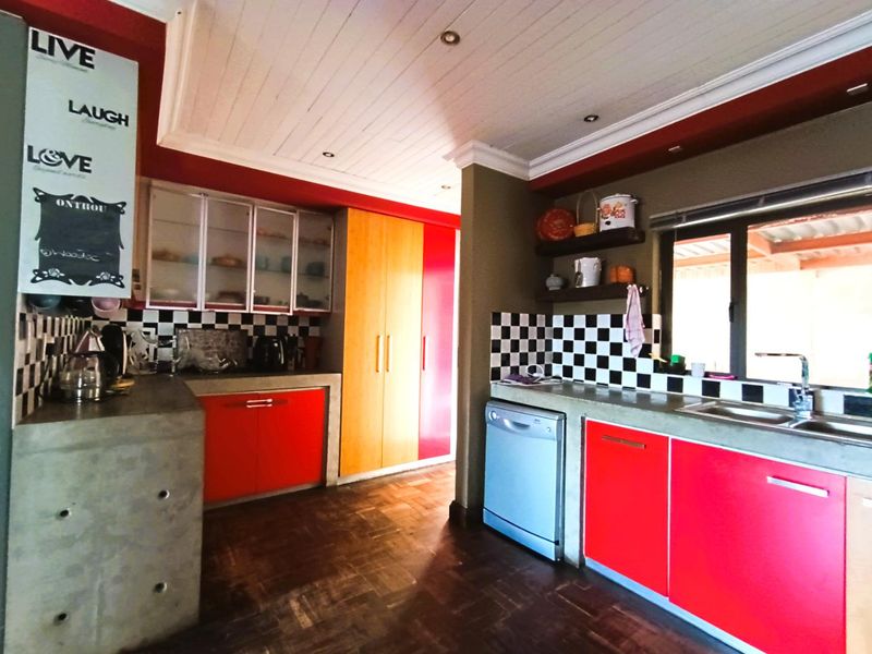 Versatile Home with 2 Flats: Family or Multiple Income Streams - Photo 3