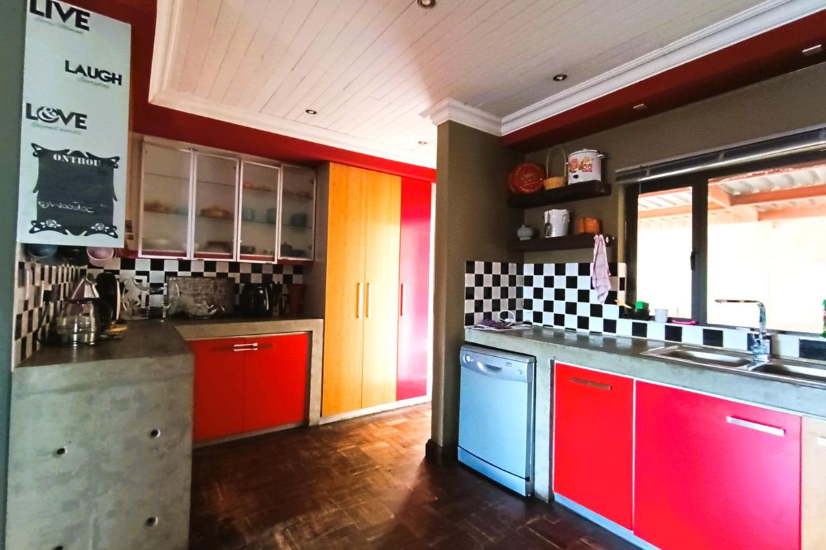 Versatile Home with 2 Flats: Family or Multiple Income Streams - Photo 3