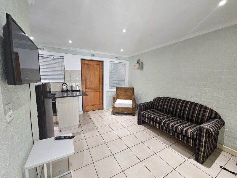 Beautifully renovated and furnished 2 Bed 1 Bath Apartment with open plan living area with kitchenett - Photo 8