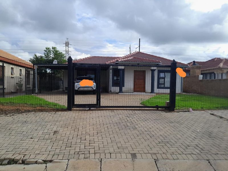 Three bedrooms house for sale in  Nkwe Estate,Rosslyn - Photo 4